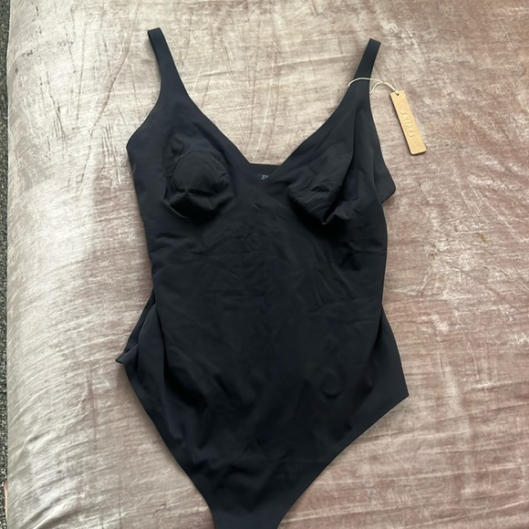 SKIMS Other - NWT SKIMS FITS EVERYBODY BODYSUIT